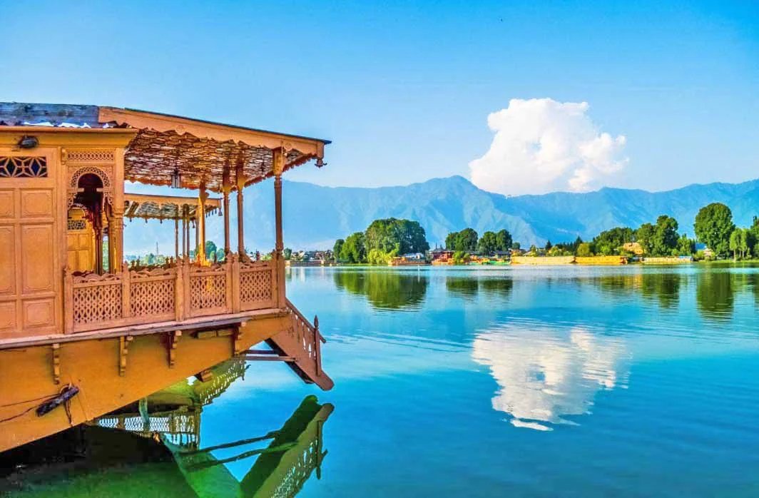 Srinagar Houseboat Stay